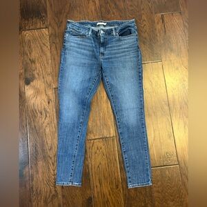LEVIS women’s 711 skinny jeans size 32